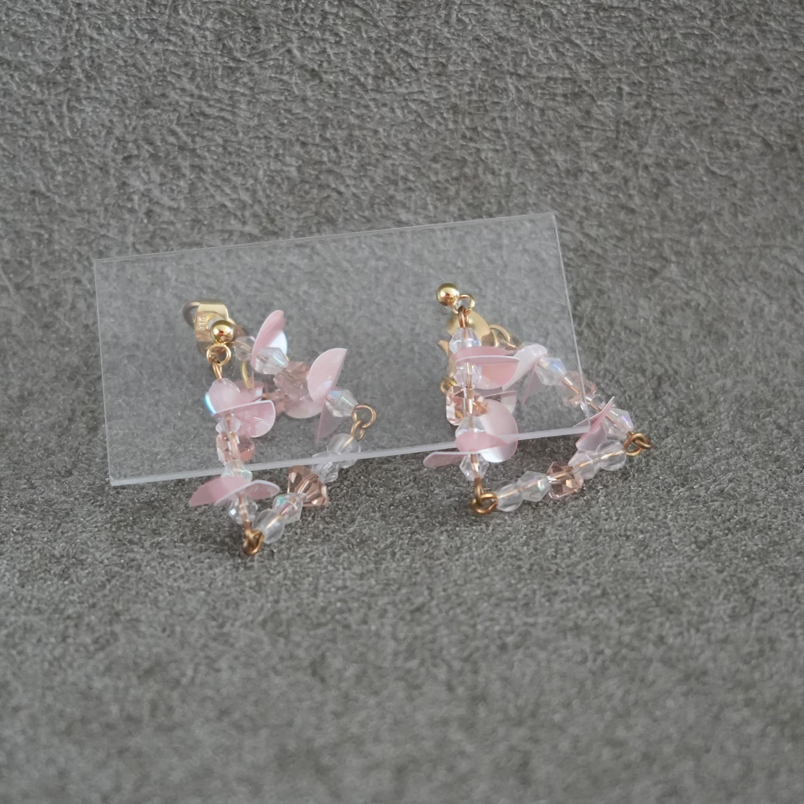 【桜硝子】トランスフォームする耳飾り　花びらひらひら トライアングル  無限ウェイ  クリアな桜 ピンク1枚目の画像
