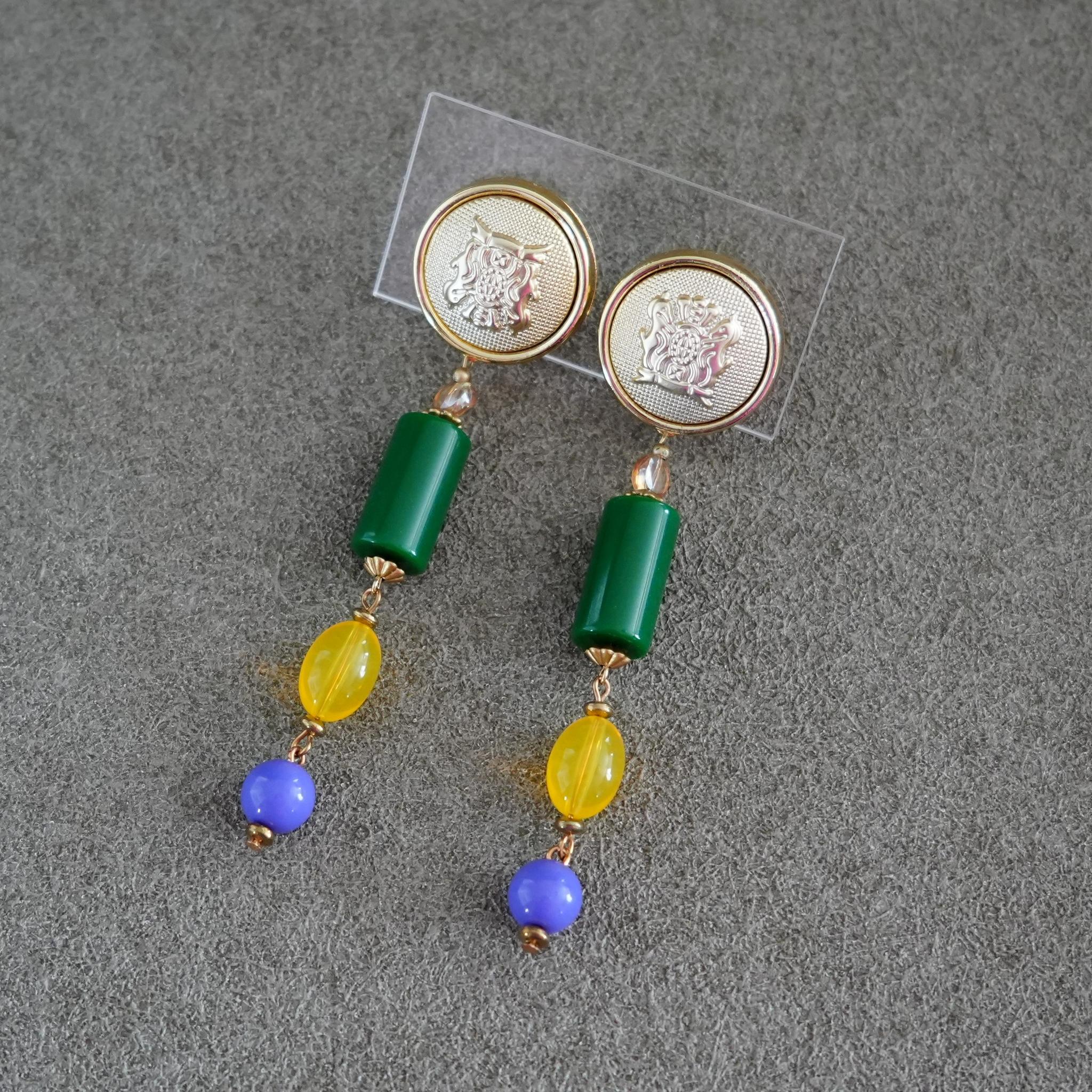 【ヴィンテージ】おてんばマダムの宝石箱～勲章ボタンのレトロなロングイヤリング1枚目の画像