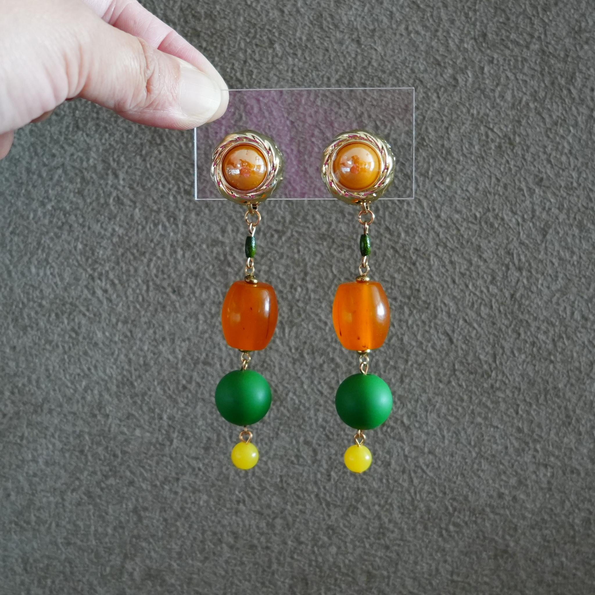 【おてんば果実の休日】私を開放するビタミンカラーのスパークル　レトロカラーのイヤリング1枚目の画像