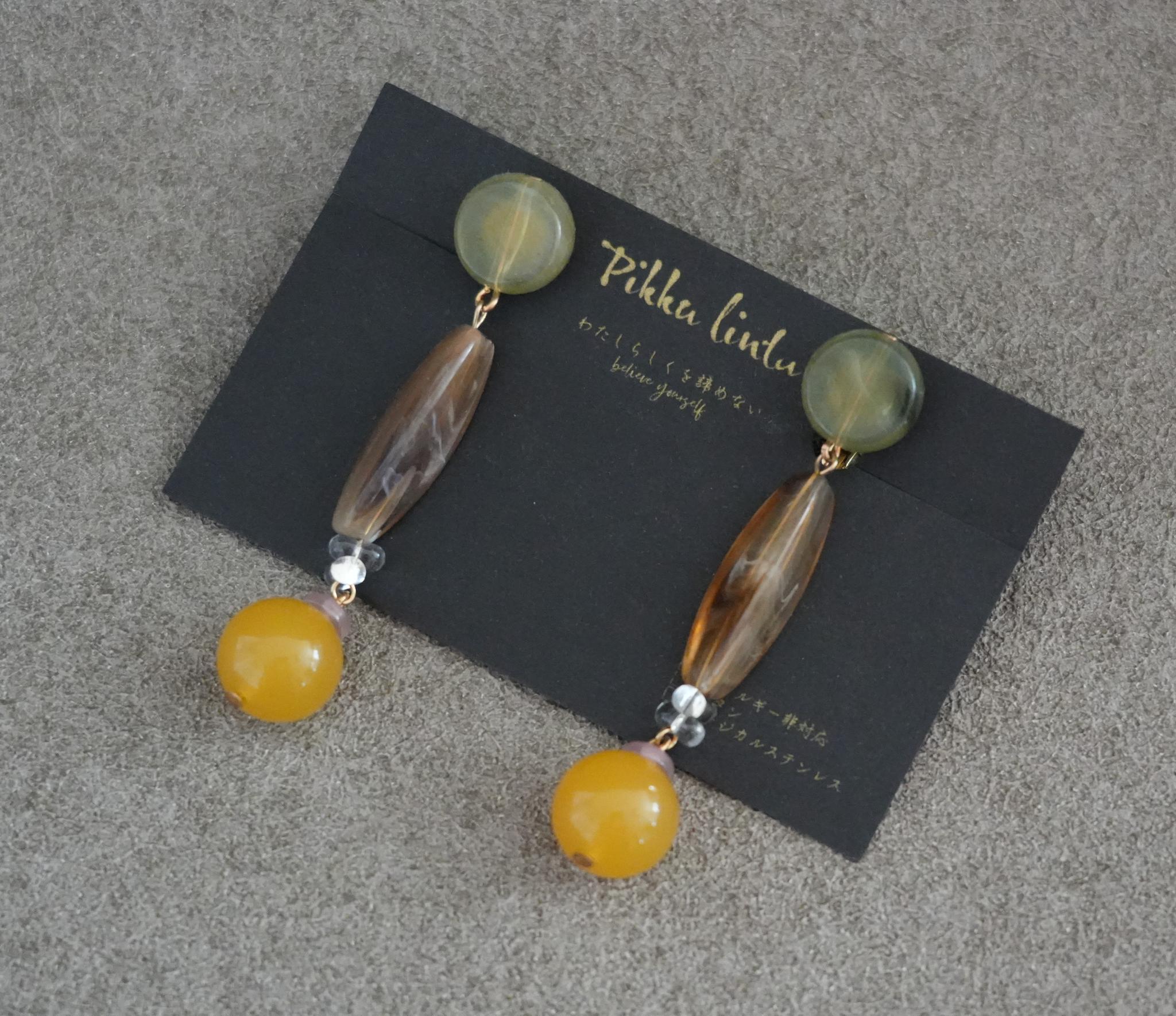 【秋のミューズ：琥珀の収穫】深いグリーンと秋の黄色の耳飾り1枚目の画像