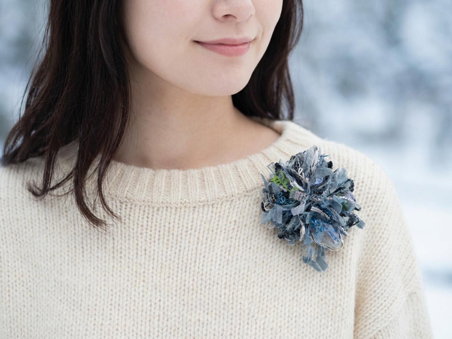 【糸の花/もけもけ】パッと華やぐモードな弾き揃え糸ブローチ　シックな夜ネイビー1枚目の画像