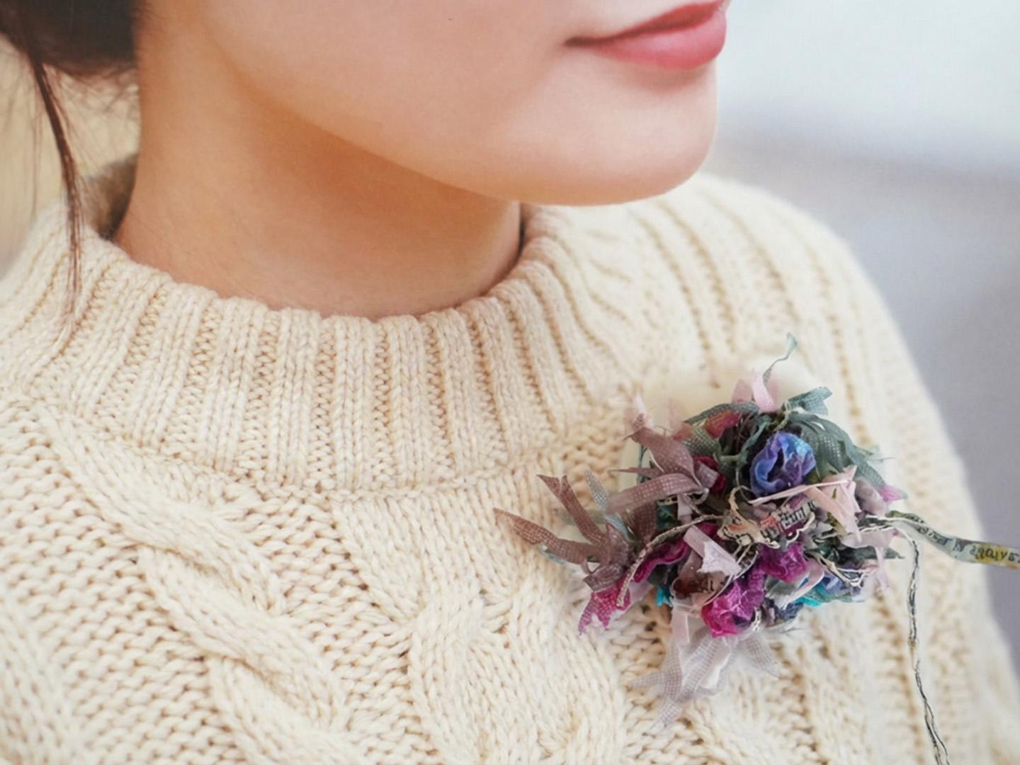 【糸の花/もけもけ】パッと華やぐモードな弾き揃え糸ブローチ　妖艶ミックス1枚目の画像